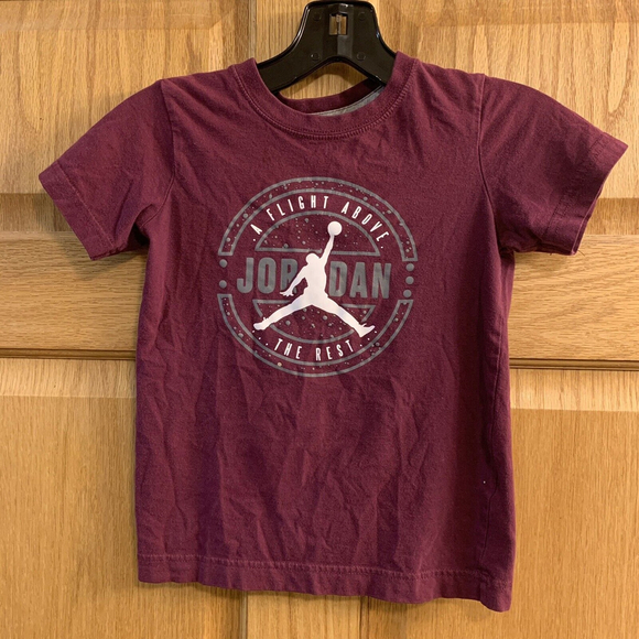 Michael Jordan A Flight Above the Rest Burgundy Boy's T-Shirt Size 6 Basketball - Picture 1 of 3